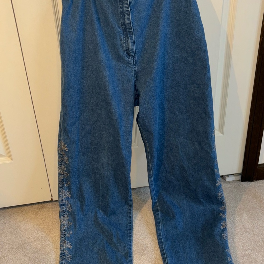 Wide leg denim jeans with embroidered details on the side of the leg size Large